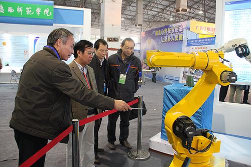 我校參加第二十四屆廣西科技活動周新技術新產(chǎn)品交流交易會(2015-01