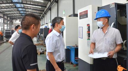 嚴華在邵陽經(jīng)濟技術開發(fā)區(qū)企業(yè)開展&ldquo;送政策、解難題、優(yōu)服務&rdquo;行動